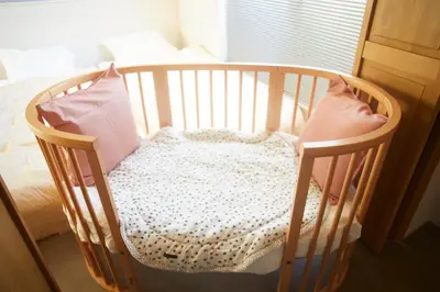 a crib with two pillows in a room at 1Jp \u90fd\u5fc3\u30a2\u30af\u30bb\u30b9\u629c\u7fa4 \u6700\u592712\u540dOK \u4e09\u8ed2\u8336\u5c4b\u3059\u3050\u306e\u5e83\u3005\u4e00\u8ed2\u5bb6\u30b9\u30c6\u30a4 Wi-Fi \u99d0\u8eca\u5834\u4ed8\u304d\u5feb\u9069\u30cf\u30a6\u30b9 in Tokyo