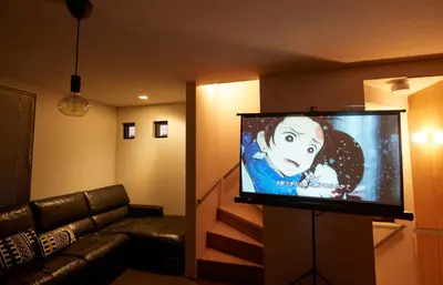 a flat screen tv in a living room with a couch at 1Jp \u90fd\u5fc3\u30a2\u30af\u30bb\u30b9\u629c\u7fa4 \u6700\u592712\u540dOK \u4e09\u8ed2\u8336\u5c4b\u3059\u3050\u306e\u5e83\u3005\u4e00\u8ed2\u5bb6\u30b9\u30c6\u30a4 Wi-Fi \u99d0\u8eca\u5834\u4ed8\u304d\u5feb\u9069\u30cf\u30a6\u30b9 in Tokyo