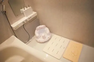 a small bathroom with a sink and a baby crib at 1Jp \u90fd\u5fc3\u30a2\u30af\u30bb\u30b9\u629c\u7fa4 \u6700\u592712\u540dOK \u4e09\u8ed2\u8336\u5c4b\u3059\u3050\u306e\u5e83\u3005\u4e00\u8ed2\u5bb6\u30b9\u30c6\u30a4 Wi-Fi \u99d0\u8eca\u5834\u4ed8\u304d\u5feb\u9069\u30cf\u30a6\u30b9 in Tokyo
