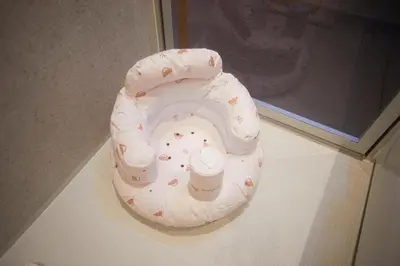 a white object with flowers on it on a floor at 1Jp \u90fd\u5fc3\u30a2\u30af\u30bb\u30b9\u629c\u7fa4 \u6700\u592712\u540dOK \u4e09\u8ed2\u8336\u5c4b\u3059\u3050\u306e\u5e83\u3005\u4e00\u8ed2\u5bb6\u30b9\u30c6\u30a4 Wi-Fi \u99d0\u8eca\u5834\u4ed8\u304d\u5feb\u9069\u30cf\u30a6\u30b9 in Tokyo