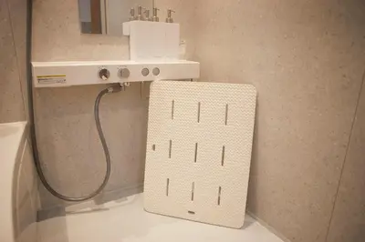a bathroom with a sink and a mirror at 1Jp \u90fd\u5fc3\u30a2\u30af\u30bb\u30b9\u629c\u7fa4 \u6700\u592712\u540dOK \u4e09\u8ed2\u8336\u5c4b\u3059\u3050\u306e\u5e83\u3005\u4e00\u8ed2\u5bb6\u30b9\u30c6\u30a4 Wi-Fi \u99d0\u8eca\u5834\u4ed8\u304d\u5feb\u9069\u30cf\u30a6\u30b9 in Tokyo