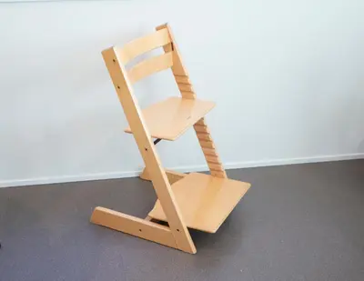 a wooden chair sitting on the floor next to a wall at 1Jp \u90fd\u5fc3\u30a2\u30af\u30bb\u30b9\u629c\u7fa4 \u6700\u592712\u540dOK \u4e09\u8ed2\u8336\u5c4b\u3059\u3050\u306e\u5e83\u3005\u4e00\u8ed2\u5bb6\u30b9\u30c6\u30a4 Wi-Fi \u99d0\u8eca\u5834\u4ed8\u304d\u5feb\u9069\u30cf\u30a6\u30b9 in Tokyo