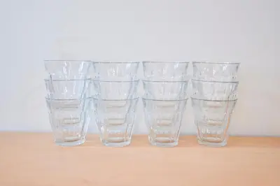three empty glasses sitting on top of a table at 1Jp \u90fd\u5fc3\u30a2\u30af\u30bb\u30b9\u629c\u7fa4 \u6700\u592712\u540dOK \u4e09\u8ed2\u8336\u5c4b\u3059\u3050\u306e\u5e83\u3005\u4e00\u8ed2\u5bb6\u30b9\u30c6\u30a4 Wi-Fi \u99d0\u8eca\u5834\u4ed8\u304d\u5feb\u9069\u30cf\u30a6\u30b9 in Tokyo