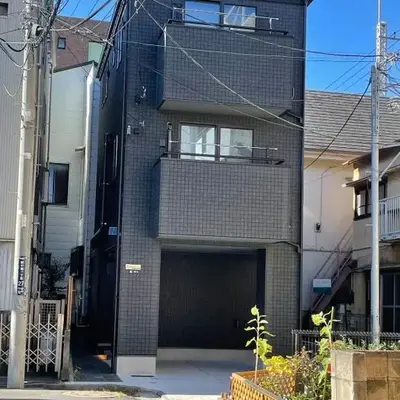Newly built house with free parking