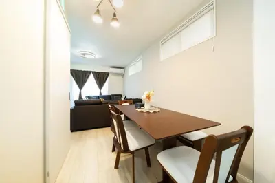 a dining room and living room with a table and chairs at Tokyo Sky Hotel, \u6771\u4eac\u30b9\u30ab\u30a4\u30db\u30c6\u30eb \u65b0\u7bc9\u30f4\u30a3\u30e93\u968e\u5efa\u3066, \u30b9\u30ab\u30a4\u30c4\u30ea\u30fc\u30a8\u30ea\u30a2\u307e\u30676\u5206, \u99c5\u5f92\u6b694\u5206, \u6700\u592715\u540d\u69d8\u3054\u5229\u7528\u53ef\u80fd in Tokyo