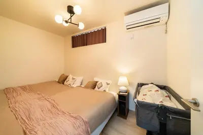 a bedroom with a bed and a air conditioner at Tokyo Sky Hotel, \u6771\u4eac\u30b9\u30ab\u30a4\u30db\u30c6\u30eb \u65b0\u7bc9\u30f4\u30a3\u30e93\u968e\u5efa\u3066, \u30b9\u30ab\u30a4\u30c4\u30ea\u30fc\u30a8\u30ea\u30a2\u307e\u30676\u5206, \u99c5\u5f92\u6b694\u5206, \u6700\u592715\u540d\u69d8\u3054\u5229\u7528\u53ef\u80fd in Tokyo