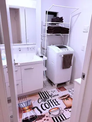 a bathroom with a sink and a washing machine at Tokyo Sky Hotel, \u6771\u4eac\u30b9\u30ab\u30a4\u30db\u30c6\u30eb \u65b0\u7bc9\u30f4\u30a3\u30e93\u968e\u5efa\u3066, \u30b9\u30ab\u30a4\u30c4\u30ea\u30fc\u30a8\u30ea\u30a2\u307e\u30676\u5206, \u99c5\u5f92\u6b694\u5206, \u6700\u592715\u540d\u69d8\u3054\u5229\u7528\u53ef\u80fd in Tokyo
