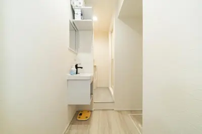 a small hallway with a white wall and a white sink at Tokyo Sky Hotel, \u6771\u4eac\u30b9\u30ab\u30a4\u30db\u30c6\u30eb \u65b0\u7bc9\u30f4\u30a3\u30e93\u968e\u5efa\u3066, \u30b9\u30ab\u30a4\u30c4\u30ea\u30fc\u30a8\u30ea\u30a2\u307e\u30676\u5206, \u99c5\u5f92\u6b694\u5206, \u6700\u592715\u540d\u69d8\u3054\u5229\u7528\u53ef\u80fd in Tokyo