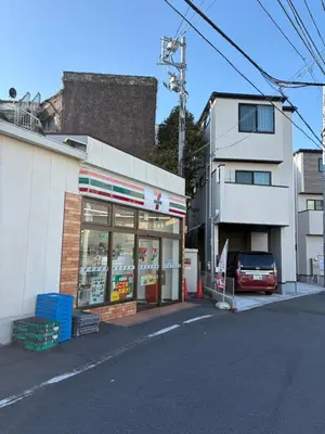 a car parked in front of a store on a street at Tokyo Sky Hotel, \u6771\u4eac\u30b9\u30ab\u30a4\u30db\u30c6\u30eb \u65b0\u7bc9\u30f4\u30a3\u30e93\u968e\u5efa\u3066, \u30b9\u30ab\u30a4\u30c4\u30ea\u30fc\u30a8\u30ea\u30a2\u307e\u30676\u5206, \u99c5\u5f92\u6b694\u5206, \u6700\u592715\u540d\u69d8\u3054\u5229\u7528\u53ef\u80fd in Tokyo