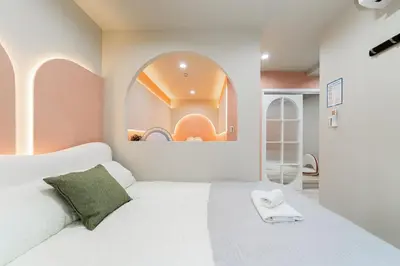 a bedroom with a white bed and an oval mirror at B1 Shibuya, 4 bedrooms and 1 living room 2 bathrooms 2 toilets, 7 mins to ST Max 8P \u6e0b\u8c37\u5168\u65b0\u88c5\u4fee \u56db\u5ba4\u4e00\u5385 \u4ea4\u901a\u4e2d\u5fc3 \u8f66\u7ad97\u5206\u949f \u6700\u59278\u4eba \u76f4\u8fbe\u65b0\u5bbf \u6d89\u8c37 \u8868\u53c2\u9053 \u54c1\u5ddd \u6c60\u888b \u4e0a\u91ce \u4ee3\u4ee3\u6728 \u94f6\u5ea7 \u539f\u5bbf in Tokyo
