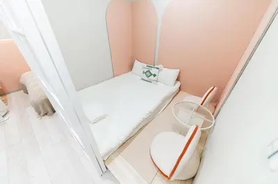 a small room with a bed and a chair at B1 Shibuya, 4 bedrooms and 1 living room 2 bathrooms 2 toilets, 7 mins to ST Max 8P \u6e0b\u8c37\u5168\u65b0\u88c5\u4fee \u56db\u5ba4\u4e00\u5385 \u4ea4\u901a\u4e2d\u5fc3 \u8f66\u7ad97\u5206\u949f \u6700\u59278\u4eba \u76f4\u8fbe\u65b0\u5bbf \u6d89\u8c37 \u8868\u53c2\u9053 \u54c1\u5ddd \u6c60\u888b \u4e0a\u91ce \u4ee3\u4ee3\u6728 \u94f6\u5ea7 \u539f\u5bbf in Tokyo