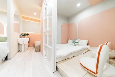 a small room with a bed and a mirror at B1 Shibuya, 4 bedrooms and 1 living room 2 bathrooms 2 toilets, 7 mins to ST Max 8P \u6e0b\u8c37\u5168\u65b0\u88c5\u4fee \u56db\u5ba4\u4e00\u5385 \u4ea4\u901a\u4e2d\u5fc3 \u8f66\u7ad97\u5206\u949f \u6700\u59278\u4eba \u76f4\u8fbe\u65b0\u5bbf \u6d89\u8c37 \u8868\u53c2\u9053 \u54c1\u5ddd \u6c60\u888b \u4e0a\u91ce \u4ee3\u4ee3\u6728 \u94f6\u5ea7 \u539f\u5bbf in Tokyo