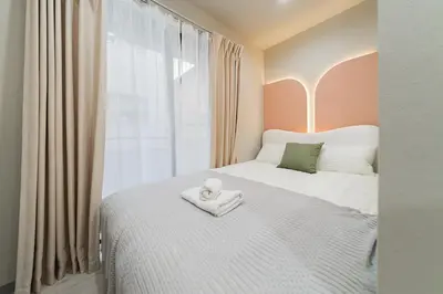 a bedroom with two beds and a window at B1 Shibuya, 4 bedrooms and 1 living room 2 bathrooms 2 toilets, 7 mins to ST Max 8P \u6e0b\u8c37\u5168\u65b0\u88c5\u4fee \u56db\u5ba4\u4e00\u5385 \u4ea4\u901a\u4e2d\u5fc3 \u8f66\u7ad97\u5206\u949f \u6700\u59278\u4eba \u76f4\u8fbe\u65b0\u5bbf \u6d89\u8c37 \u8868\u53c2\u9053 \u54c1\u5ddd \u6c60\u888b \u4e0a\u91ce \u4ee3\u4ee3\u6728 \u94f6\u5ea7 \u539f\u5bbf in Tokyo
