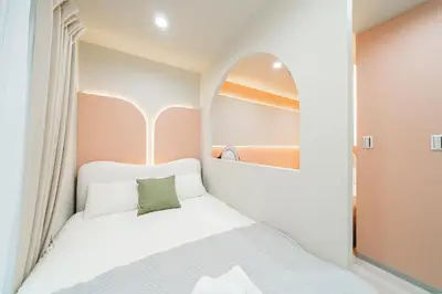 a small bedroom with a white bed with a mirror at B1 Shibuya, 4 bedrooms and 1 living room 2 bathrooms 2 toilets, 7 mins to ST Max 8P \u6e0b\u8c37\u5168\u65b0\u88c5\u4fee \u56db\u5ba4\u4e00\u5385 \u4ea4\u901a\u4e2d\u5fc3 \u8f66\u7ad97\u5206\u949f \u6700\u59278\u4eba \u76f4\u8fbe\u65b0\u5bbf \u6d89\u8c37 \u8868\u53c2\u9053 \u54c1\u5ddd \u6c60\u888b \u4e0a\u91ce \u4ee3\u4ee3\u6728 \u94f6\u5ea7 \u539f\u5bbf in Tokyo