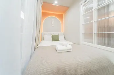 a small bedroom with a large bed in a room at B1 Shibuya, 4 bedrooms and 1 living room 2 bathrooms 2 toilets, 7 mins to ST Max 8P \u6e0b\u8c37\u5168\u65b0\u88c5\u4fee \u56db\u5ba4\u4e00\u5385 \u4ea4\u901a\u4e2d\u5fc3 \u8f66\u7ad97\u5206\u949f \u6700\u59278\u4eba \u76f4\u8fbe\u65b0\u5bbf \u6d89\u8c37 \u8868\u53c2\u9053 \u54c1\u5ddd \u6c60\u888b \u4e0a\u91ce \u4ee3\u4ee3\u6728 \u94f6\u5ea7 \u539f\u5bbf in Tokyo