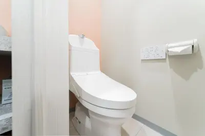 a bathroom with a white toilet in a room at B1 Shibuya, 4 bedrooms and 1 living room 2 bathrooms 2 toilets, 7 mins to ST Max 8P \u6e0b\u8c37\u5168\u65b0\u88c5\u4fee \u56db\u5ba4\u4e00\u5385 \u4ea4\u901a\u4e2d\u5fc3 \u8f66\u7ad97\u5206\u949f \u6700\u59278\u4eba \u76f4\u8fbe\u65b0\u5bbf \u6d89\u8c37 \u8868\u53c2\u9053 \u54c1\u5ddd \u6c60\u888b \u4e0a\u91ce \u4ee3\u4ee3\u6728 \u94f6\u5ea7 \u539f\u5bbf in Tokyo