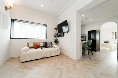 a white living room with a couch and a bedroom at C1 Shibuya, 2 bedrooms and 1 living room 2 bathrooms 2 toilets, 7 mins to ST Max 6P \u6e0b\u8c37\u5168\u65b0\u88c5\u4fee \u4e24\u5ba4\u4e00\u5385 \u4ea4\u901a\u4e2d\u5fc3 \u8f66\u7ad97\u5206\u949f \u6700\u59276\u4eba \u76f4\u8fbe\u65b0\u5bbf \u6d89\u8c37 \u8868\u53c2\u9053 \u54c1\u5ddd \u6c60\u888b \u4e0a\u91ce \u4ee3\u4ee3\u6728 \u94f6\u5ea7 \u539f\u5bbf in Tokyo