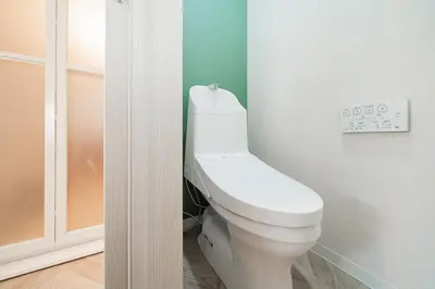 a bathroom with a white toilet in a room at C1 Shibuya, 2 bedrooms and 1 living room 2 bathrooms 2 toilets, 7 mins to ST Max 6P \u6e0b\u8c37\u5168\u65b0\u88c5\u4fee \u4e24\u5ba4\u4e00\u5385 \u4ea4\u901a\u4e2d\u5fc3 \u8f66\u7ad97\u5206\u949f \u6700\u59276\u4eba \u76f4\u8fbe\u65b0\u5bbf \u6d89\u8c37 \u8868\u53c2\u9053 \u54c1\u5ddd \u6c60\u888b \u4e0a\u91ce \u4ee3\u4ee3\u6728 \u94f6\u5ea7 \u539f\u5bbf in Tokyo