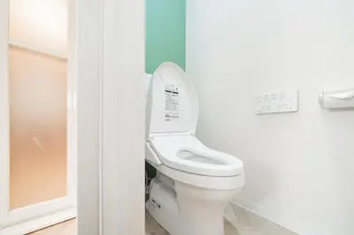 a bathroom with a white toilet in a room at C1 Shibuya, 2 bedrooms and 1 living room 2 bathrooms 2 toilets, 7 mins to ST Max 6P \u6e0b\u8c37\u5168\u65b0\u88c5\u4fee \u4e24\u5ba4\u4e00\u5385 \u4ea4\u901a\u4e2d\u5fc3 \u8f66\u7ad97\u5206\u949f \u6700\u59276\u4eba \u76f4\u8fbe\u65b0\u5bbf \u6d89\u8c37 \u8868\u53c2\u9053 \u54c1\u5ddd \u6c60\u888b \u4e0a\u91ce \u4ee3\u4ee3\u6728 \u94f6\u5ea7 \u539f\u5bbf in Tokyo