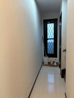 an empty hallway with a door and a window at sakura\u306e\u5bb6 in Tokyo