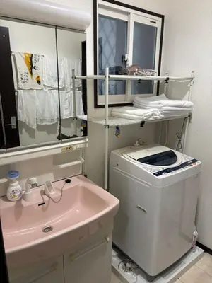 a bathroom with a pink sink and a mirror at sakura\u306e\u5bb6 in Tokyo