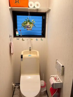 a small bathroom with a toilet and a window at sakura\u306e\u5bb6 in Tokyo