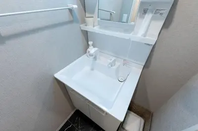 a bathroom with a white sink and a mirror at Tokyo 3min Gotanno Station couples friends 20sqm in Tokyo
