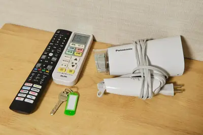 a table with a remote control and a calculator at \u65b0\u5bbf\u5e02\u4e2d\u5fc3\u6771\u65b0\u5bbf\u7ad9\u5f92\u6b653\u5206\u937e\u6b4c\u821e\u4f0e\u753a\u7d27\u90bb\u4f0a\u52bf\u4e39\u767e\u8d27#12 in Tokyo