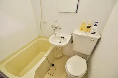 a bathroom with a sink and a toilet and a bath tub at \u65b0\u5bbf\u5e02\u4e2d\u5fc3\u6771\u65b0\u5bbf\u7ad9\u5f92\u6b653\u5206\u937e\u6b4c\u821e\u4f0e\u753a\u7d27\u90bb\u4f0a\u52bf\u4e39\u767e\u8d27#12 in Tokyo