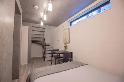 a bedroom with a bed and a table and a window at \u4e0a\u91ce\u6d45\u8349\u30a8\u30ea\u30a2\u597d\u30a2\u30af\u30bb\u30b9 \u4ea4\u901a\u81f3\u4fbf \u89b3\u5149 \u30b7\u30e7\u30c3\u30d4\u30f3\u30b0 \u30b0\u30eb\u30e1\u306b\u6700\u9069\u306a\u6771\u4e0a\u91ce\u306e\u5bbf YoYh in Tokyo