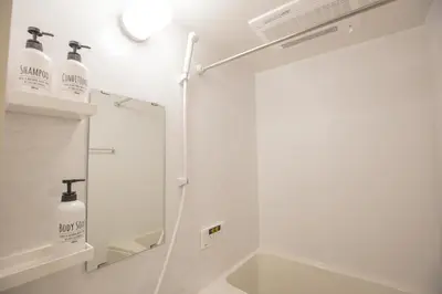 a bathroom with a shower with two bottles of soap at \u4e0a\u91ce\u6d45\u8349\u30a8\u30ea\u30a2\u597d\u30a2\u30af\u30bb\u30b9 \u4ea4\u901a\u81f3\u4fbf \u89b3\u5149 \u30b7\u30e7\u30c3\u30d4\u30f3\u30b0 \u30b0\u30eb\u30e1\u306b\u6700\u9069\u306a\u6771\u4e0a\u91ce\u306e\u5bbf YoYh in Tokyo