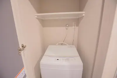 a white washer and dryer in a small bathroom at \u4e0a\u91ce\u6d45\u8349\u30a8\u30ea\u30a2\u597d\u30a2\u30af\u30bb\u30b9 \u4ea4\u901a\u81f3\u4fbf \u89b3\u5149 \u30b7\u30e7\u30c3\u30d4\u30f3\u30b0 \u30b0\u30eb\u30e1\u306b\u6700\u9069\u306a\u6771\u4e0a\u91ce\u306e\u5bbf YoYh in Tokyo