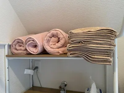 a shelf with blankets and towels on it at Direct access to major Tokyo stations including Shibuya, Shinjuku, Ikebukuro, Akihabara, and Ueno 3-minute walk from nearest station Tokyo Dome Suitable for long-term stays 101 in Tokyo