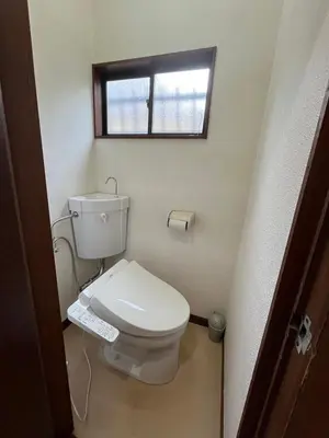a small bathroom with a toilet with a window at Abeno house at Koenji in Tokyo