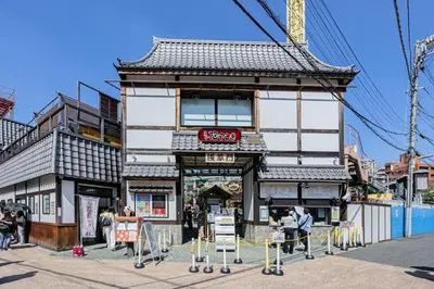 a building with people standing outside of it at \u30ec\u30b8\u30c7\u30f3\u30b9\u30d1\u30fc\u30af\u6d45\u8349 in Tokyo