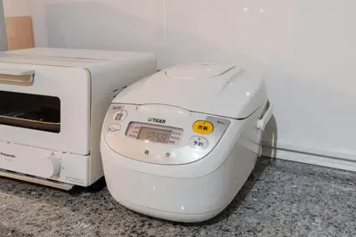 a white toaster oven sitting next to a microwave at HOTEL AndPlace ShinOkubo in Tokyo