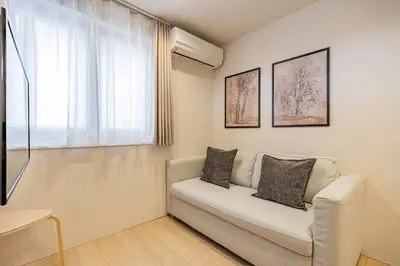 a living room with a couch and a window at \u4e09\u8ed2\u8336\u5c4bCasa Blanky in Tokyo
