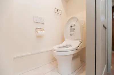 a bathroom with a toilet with the lid up at \u76ee\u767d\u522b\u5885 \u5168\u65b03\u5c42\u697c\u72ec\u680b\u522b\u5885\u5bb6\u7684\u611f\u89c9 3\u5367\u5ba4Brand new 3-story detached villa with a homey feel 3 rooms \u8fd1\u5546\u5708 \u8bbe\u5907\u9f50\u5168 \u76f4\u8fbe\u65b0\u5bbf \u94f6\u5ea7 \u6d89\u8c37 \u4e0a\u91ce \u8868\u53c2\u9053 \u54c1\u5ddd in Tokyo