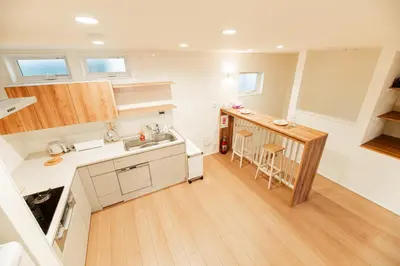 a small kitchen with a sink and a counter at \u76ee\u767d\u522b\u5885 \u5168\u65b03\u5c42\u697c\u72ec\u680b\u522b\u5885\u5bb6\u7684\u611f\u89c9 3\u5367\u5ba4Brand new 3-story detached villa with a homey feel 3 rooms \u8fd1\u5546\u5708 \u8bbe\u5907\u9f50\u5168 \u76f4\u8fbe\u65b0\u5bbf \u94f6\u5ea7 \u6d89\u8c37 \u4e0a\u91ce \u8868\u53c2\u9053 \u54c1\u5ddd in Tokyo