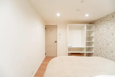 a bedroom with a bed and a book shelf at \u76ee\u767d\u522b\u5885 \u5168\u65b03\u5c42\u697c\u72ec\u680b\u522b\u5885\u5bb6\u7684\u611f\u89c9 3\u5367\u5ba4Brand new 3-story detached villa with a homey feel 3 rooms \u8fd1\u5546\u5708 \u8bbe\u5907\u9f50\u5168 \u76f4\u8fbe\u65b0\u5bbf \u94f6\u5ea7 \u6d89\u8c37 \u4e0a\u91ce \u8868\u53c2\u9053 \u54c1\u5ddd in Tokyo
