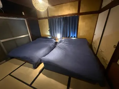 two beds in a small room with a window at \u307b\u307e\u308c\u53e4\u6c11\u5bb6\u4e00\u68df\u8cb8\u3057\u65b0\u5c0f\u5ca9\u99c5\u5f92\u6b6917\u5206 in Tokyo