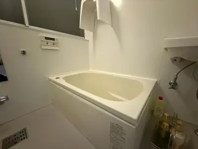 a white bathroom with a sink in the corner at \u307b\u307e\u308c\u53e4\u6c11\u5bb6\u4e00\u68df\u8cb8\u3057\u65b0\u5c0f\u5ca9\u99c5\u5f92\u6b6917\u5206 in Tokyo
