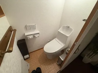 a small bathroom with a toilet in a stall at \u307b\u307e\u308c\u53e4\u6c11\u5bb6\u4e00\u68df\u8cb8\u3057\u65b0\u5c0f\u5ca9\u99c5\u5f92\u6b6917\u5206 in Tokyo