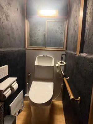 a bathroom with a toilet and a window at \u307b\u307e\u308c\u53e4\u6c11\u5bb6\u4e00\u68df\u8cb8\u3057\u65b0\u5c0f\u5ca9\u99c5\u5f92\u6b6917\u5206 in Tokyo