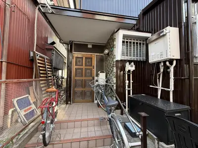 a bike parked on a balcony of a building at \u307b\u307e\u308c\u53e4\u6c11\u5bb6\u4e00\u68df\u8cb8\u3057\u65b0\u5c0f\u5ca9\u99c5\u5f92\u6b6917\u5206 in Tokyo