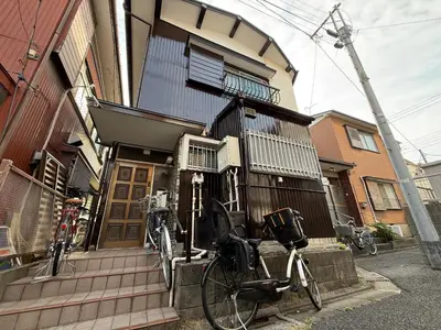 a bike parked in front of a house at \u307b\u307e\u308c\u53e4\u6c11\u5bb6\u4e00\u68df\u8cb8\u3057\u65b0\u5c0f\u5ca9\u99c5\u5f92\u6b6917\u5206 in Tokyo