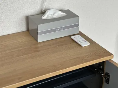 a box and a remote control sitting on a table at \u65b0\u5bbf\u795e\u697d\u5742\u8fd1\u304f\u5bff\u53f8\u5e973 in Tokyo