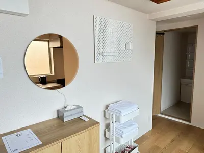 a bathroom with a mirror and a dresser at \u65b0\u5bbf\u795e\u697d\u5742\u8fd1\u304f\u5bff\u53f8\u5e973 in Tokyo