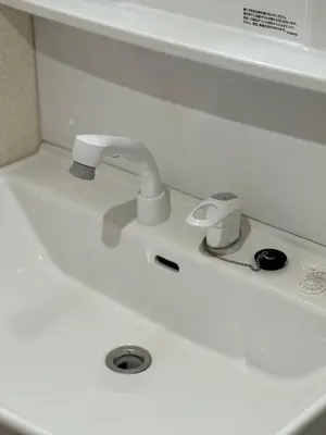 a white bathroom sink with a faucet at \u65b0\u5bbf\u795e\u697d\u5742\u8fd1\u304f\u5bff\u53f8\u5e973 in Tokyo