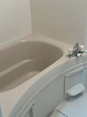 a white bath tub with a faucet in a bathroom at \u65b0\u5bbf\u795e\u697d\u5742\u8fd1\u304f\u5bff\u53f8\u5e973 in Tokyo